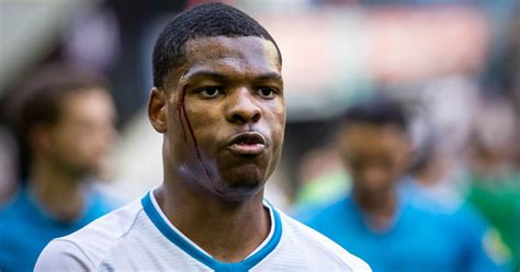 Los dos talentos jóvenes a seguir del psv eindhoven. Dumfries haalt uit: "Gözübüyük mag het zelf nog een keer ...