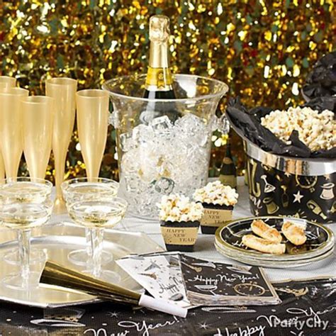 Check out our new year decoration selection for the very best in unique or custom, handmade pieces from our party décor shops. 53+ Awesome New Year's Eve Decorating Ideas 2019 - Pouted ...