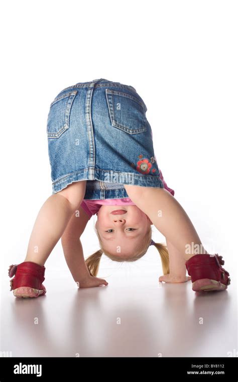 La Bambina Che Mostra Il Culo Foto Stock Alamy