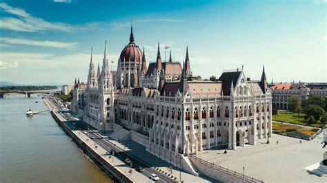 Budapest) is een samensmelting van de twee steden buda en pest. Het Parlement van Boedapest bezoeken? Wat te zien + tips ...