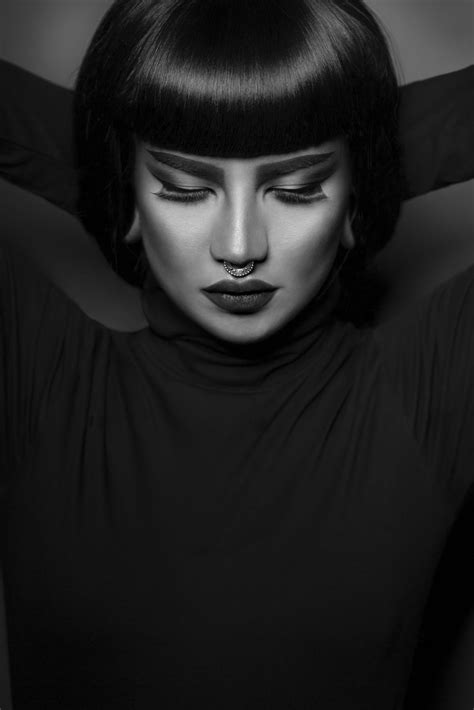 Pin By Tim Paza May On Donne Dark Beauty Portrait Black And White