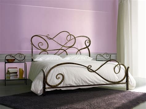 Camera da letto completa con letto contenitore. Letto in ferro battuto - Letti