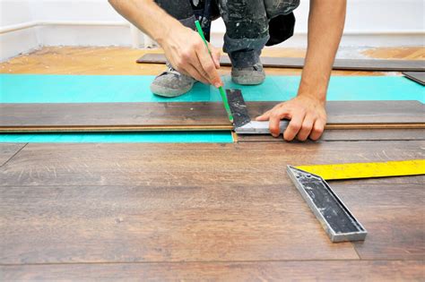 En effet, les parquets en bois massifs que nous concevons ont reçu un traitement imperméable alors que ceux anciens sont simplement vernis. Le parquet flottant - Explication et Astuce Comment ...