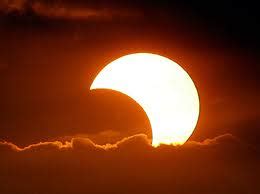 Sverigevid dagens solförmörkelse kommer det från svenskt perspektiv se ut som att någon har tagit sig ett bett i solen. Ewp.se