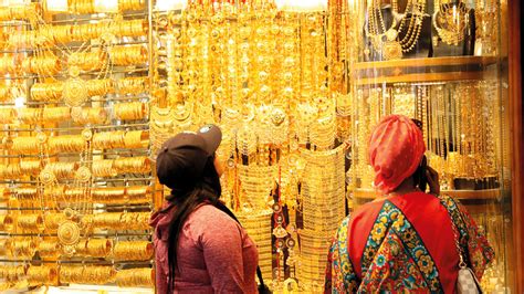 تجار: مبيعات السيّاح المحرك الأساسي في أسواق الذهب - اقتصاد - محلي - الإمارات اليوم