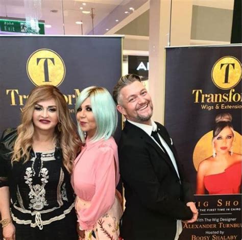 يمين، فوق، تحت، أمام (ومثلها قُدّام)، وراء (ومثلها خلف)، يسار (ومثلها شِمال)، تُبنى على الضمّ إذا قُطعت عن الإضافة. هن | بوسي شلبي بشعر "تركواز" في أحدث إطلالالتها
