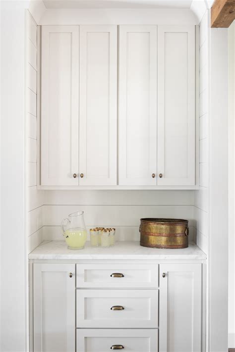 Shaker cabinets are pretty much in vogue owing to their minimalist appearance and maximum benefits. Modern Craftsman Farmhouse Design - Home Bunch Interior ...