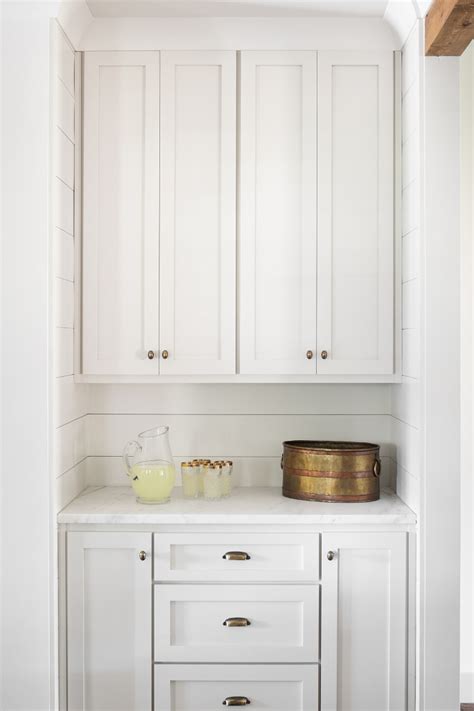 Shop through a wide selection of cabinet hardware at amazon.com. Modern Craftsman Farmhouse Design - Home Bunch Interior ...