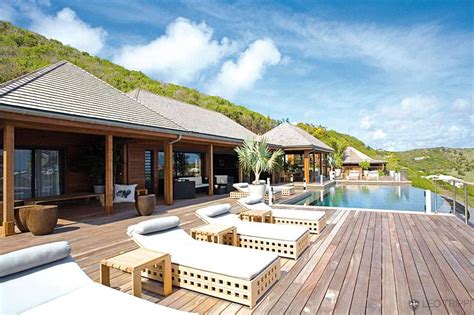 Afin de finaliser l'album posthume de johnny hallyday, laeticia hallyday et maxime nucci seraient de retour en studio à los angeles. Découvrez en images la maison de Johnny Hallyday à Saint ...