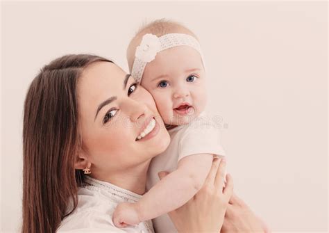 Glimlachende Moeder Met Baby Stock Foto Image Of Lach Moederschap