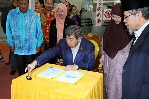 s(ə)laŋo(r)), also known by its arabic honorific darul ehsan, or abode of sincerity, is one of the 13 states of malaysia. Laporan Latihan Industri: Majlis Penyerahan Buku oleh D.Y ...