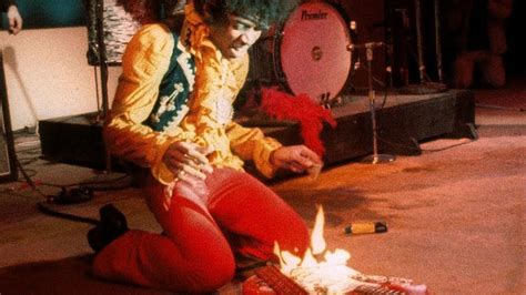 El Día Que Jimi Hendrix Quemó Su Guitarra En El Escenario