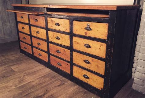 Miliboo vous propose une sélection de meubles à chaussures pour pouvoir les ranger et ainsi gagner de la place. Ancien meuble de mercerie