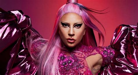 Lady Gaga curte post de fã brasileiro que diz que ela carrega o pop