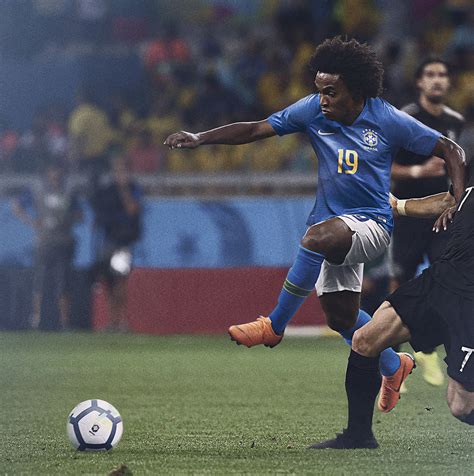 Le brésil est également le pays qui a remporté le plus de fois le trophée mondial, en suède 1958, chili 1962, mexique 1970. Brésil 2018 maillots de football coupe du monde 2018