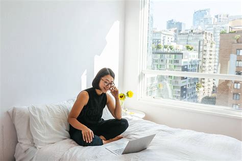 Female Working On Laptop In Minimalist Bedroom Del Colaborador De