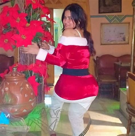 سما المصري تحتفل بالكريسماس باستعراض مؤخرتها صور