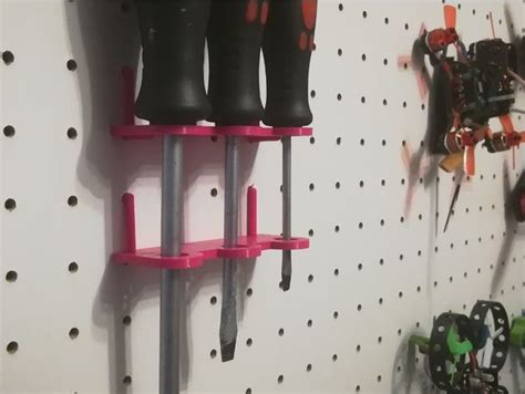 Schraubendreher halter für die wand. Customizable Pegboard Screwdriver Holder by stylesuxx ...