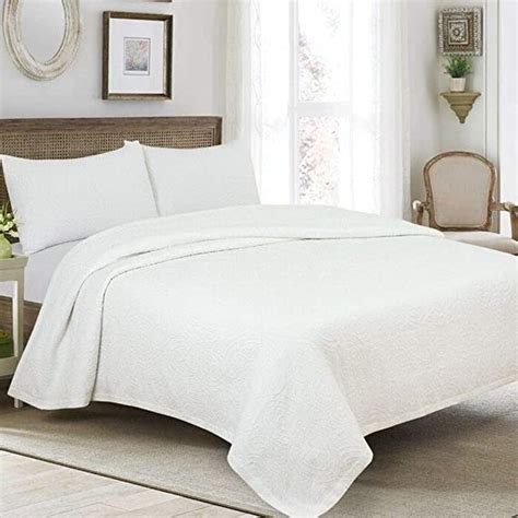 3 Piece European Style White Matelasse Coverlet Queen Size