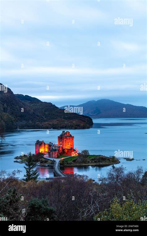 Eilean Donan Castle In Red Light For Poppy Day Stock Photo Alamy