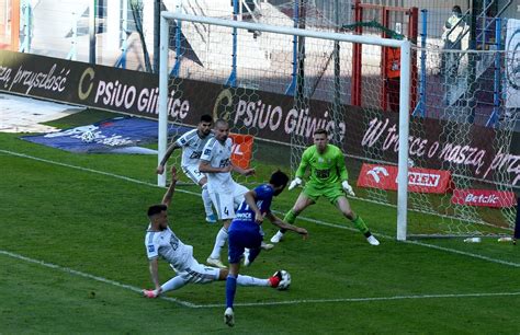 In 1 (100.00%) matches played at home was total goals (team and opponent) over 1.5 goals. Piast Gliwice - Śląsk Wocław, pod szatniami