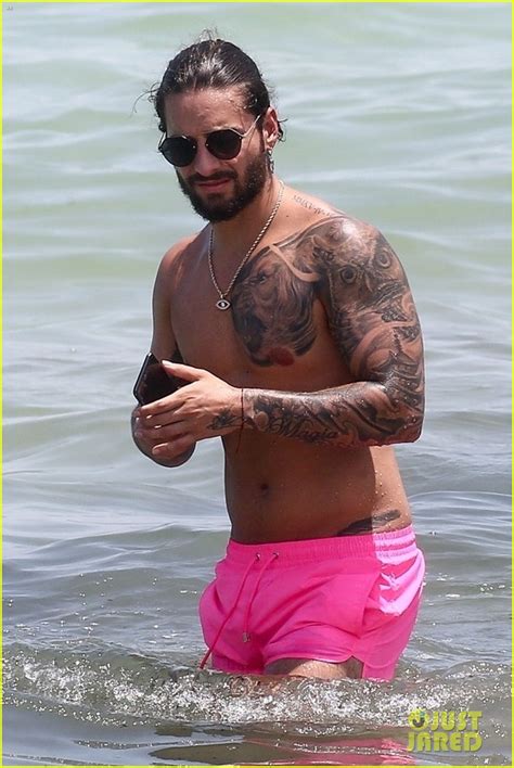 Maluma first met natalia when she starred in his felices los 4 music video in 2017, and the two even have a dog named julieta together. Maluma & Girlfriend Natalia Barulich Enjoy a Day at the ...