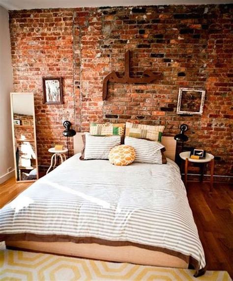 La stanza ha pareti molto alte, tipiche degli appartamenti d'epoca (l'edificio è del 1891). Decorare la parete dietro al letto! Ecco 20 idee creative ...