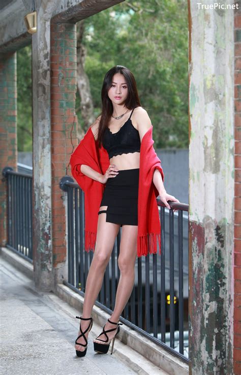 taiwanese beautiful long legs girl 雪岑lola black sexy short pants and crop top