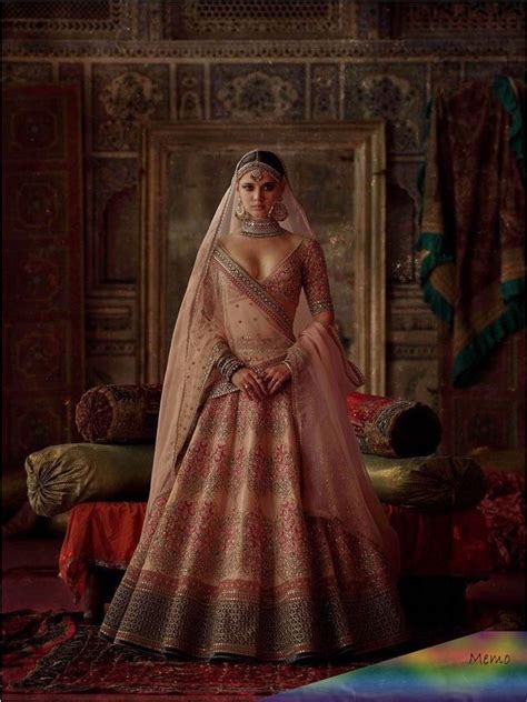 Die braut trägt häufig einen sari, der bereits von ihrer mutter bei deren hochzeit zur schau gestellt wurde. Pin auf Aestehtic ,traditionell dresses/uniforms