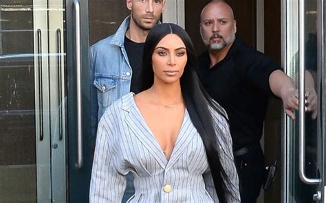 Kim Kardashian Usa Terno Camisola Com Decote Generoso Quem Quem News