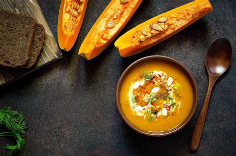 Zuppa di zucca e lenticchie, un primo piatto caldo e confortante.una bella zuppa rustica, tipica del periodo autunnale quando le zucche danno il meglio di sè. Zuppa di zucca e carote arrosto con panna, semi e verde ...