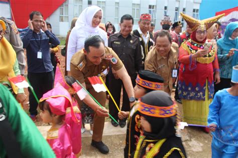 Wakil Bupati Bersama Sekretaris Daerah Kabupaten Kapuas Hulu Membuka Dan Melepas Lomba Karnaval