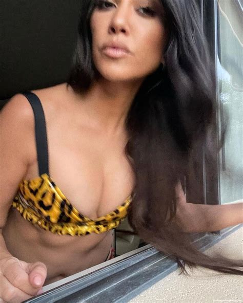 Kourtney Kardashian Flaunts Her Tits Photos Nude Celebrity