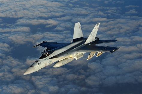 The first a/b hornet model entered service with the navy in 1983. F18 Wallpapers - Wallpaper Cave