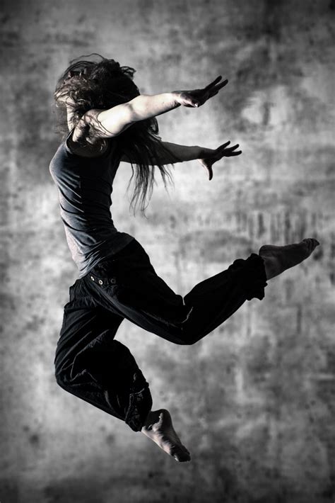 Черно Белое Фото Танцующей Девушки Telegraph
