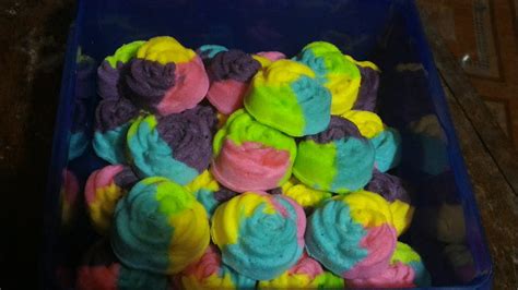 Kemudian gulingkan ke atas kelapa parut kukus hingga seluruh permukaannya terselimuti kelapa. Kue Cake Pisang Kukus Mawar : Rainbow cake kukus | kue ...
