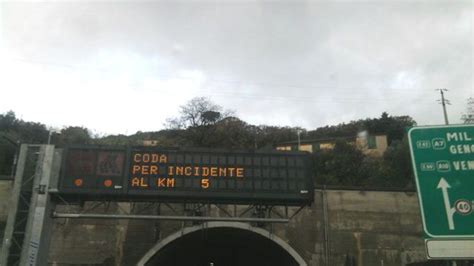 Lunedì 27 gennaio si registrano code e rallentamenti su strade e autostrade italiane. Incidente autostrada A7 Milano Genova, coda
