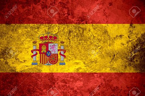 Innerhalb des gelben mittelstreifen liegt das spanische wappen escudo de espana von 1981. Flagge von Spanien oder spanische Fahne auf Vintage-Metall ...