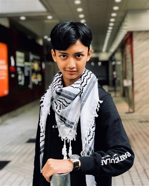 Hampir tiap pekan tulisannya muncul di koran atau majalah. Biodata Gus Azmi Askandar, Profile Lengkap, Biografi ...