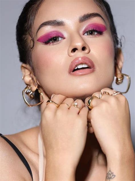 Avneet Kaurs Vibrant Pink Eye Makeup Is Perfect For Holi 2023 Easy