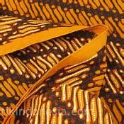 Kain batik penyanyi solo itu dilelang dengan harga yang tinggi. kata&kalimat