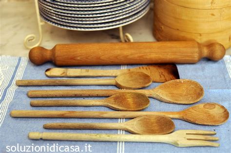 Ecco il metodo naturale per pulire perfettamente la cucina in legno. Pulire gli attrezzi in legno della cucina - Soluzioni di Casa