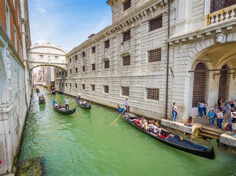 Gondoliers Lead Tourists Under The Bridge Of Sighs Editorial Stock