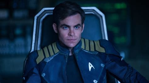 Chris Pine Doesn T Think Star Trek Has Any Business Competing With Marvel