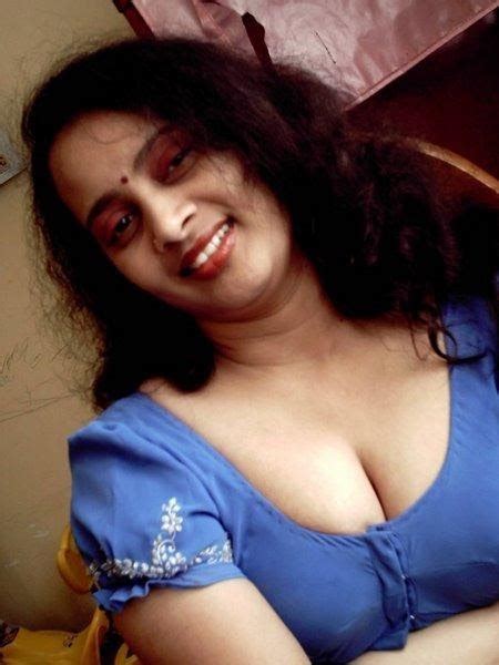 Indian Sexy Aunty Showing Cleavage And Smiling Hottest Collection Of Snaps