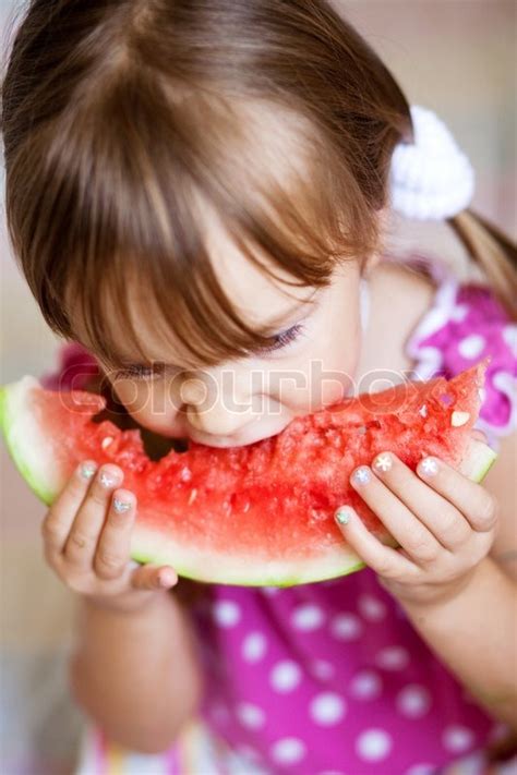 Fauuny Kind Essen Wassermelone Closeup Stock Bild Colourbox