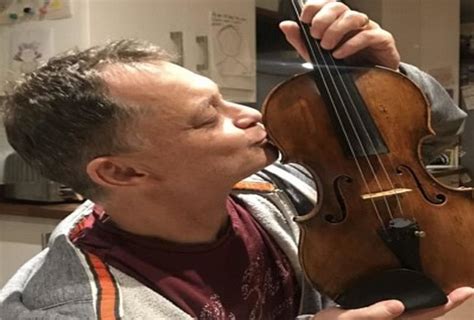 ट्रेन में गुम हो गई थी 310 साल पुरानी वायलिन 10 दिन बाद ऐसे मिली 310 Year Old Antique Violin