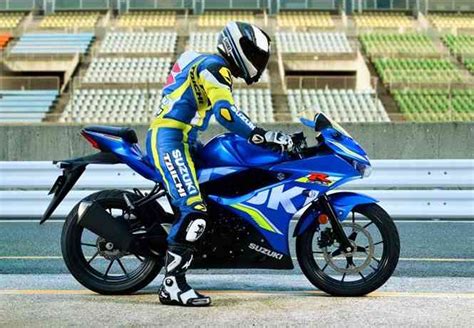 Pada pilihan warna titan black dan metallic triton blue terlihat suzuki gsx r150. Harga Motor Suzuki GSXR 150 Terbaru 2017 beserta Spesifikasi