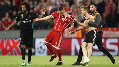The stars are the star on this adidas ucl finale 20 club ball. Bayern-Star Franck Ribery von Flitzer nach Champions ...