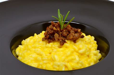 Antipasto con spiedini e l'immancabile pane pugliese. Risotto alla Monzese - Food Lifestyle